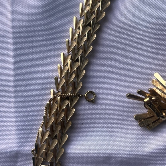 1950s Crown Trifari set gold bracelet with safety & clip on earrings rare - Picture 8 of 8